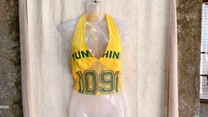 22410. Yellow Y2K halter top