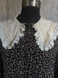 Vintage Floral Print Ruffle Collar Top