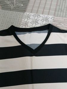 Chic Striped V-Neck T-Shirt xxl