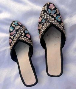 Floral Embroidered sandal 👡