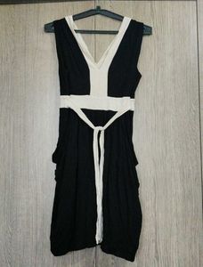 Chic Black &amp; White V-Neck Dress