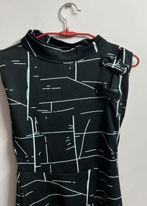 Chic Black &amp; White Geometric Print Dress