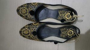 Embroidered Jutti Flats