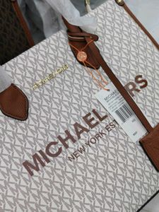MICHAEL KORS TOTE HANDBAG*( NO BOX) 12AA QUALITY