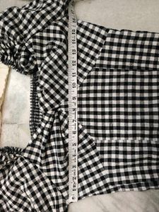 Chic Gingham Puff Sleeve Top