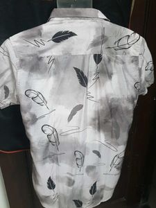 brand new 😻Feather Print Button-Up Shirt 40 S