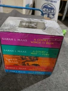 Sarah J. Maas A Court of Thorns and Roses Box Set