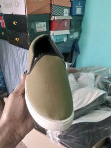 NEW NO USED OLIVE GREEN LOAFERS SHOES FOR MEN AND