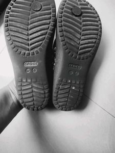 Daisy Print Flip-Flops crocs..