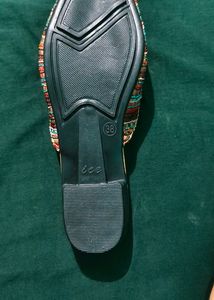 Women Embroided Fabulous Juttis/Mojaris 👠