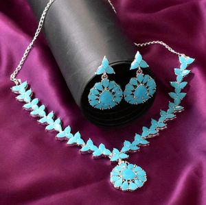 Stunning Turquoise Necklace &amp; Earrings Set
