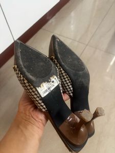 Chic Pointed Toe Heels with Chain Accent