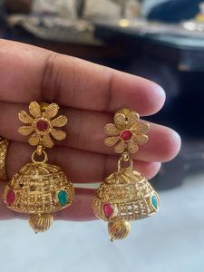 Exquisite Gold-Toned Necklace and Earring Set