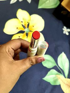 Vibrant Red Lipstick NON - USED ( FREE DELIVERY)