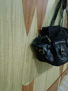 Stylish Black Tote Bag with Pockets