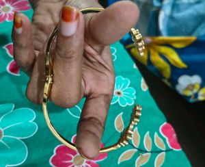 Free Size Flower Power Open Type Bracelet
