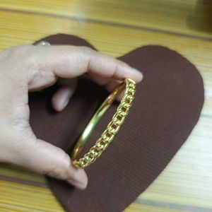 Elegant Gold Bracelet with Gems