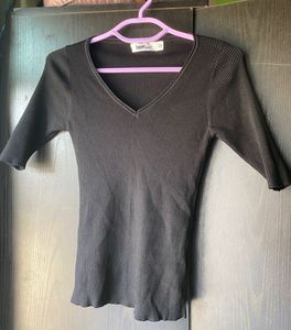 Ribbed V-Neck 3/4 Sleeve Top