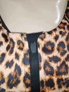 (300)Leopard Print Zip-Up Sports Bra