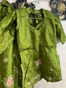 Green Embroidered poshakSet