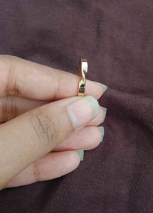 Set of 5 Fashionable Gold-Tone Rings
