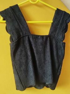 Chic Black Textured Scalloped Crop Top