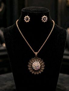 Stunning Flower Pendant Necklace &amp; Earrings Set