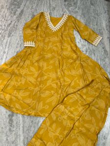Elegant Yellow Kurta Set with Leaf bandhani Print