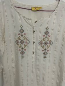 Elegant Embroidered Kurta🤍