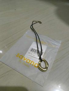 Chic Gold Oval Pendant Necklace