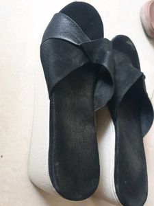 Chic Black Cross-Strap Slides