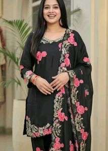 Elegant Black Kurta Set with Floral Embroidery