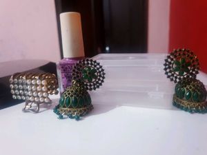 Women White Tote With Included Gifts