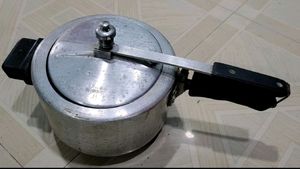 4 1/2 Leter  Pressure Cooker