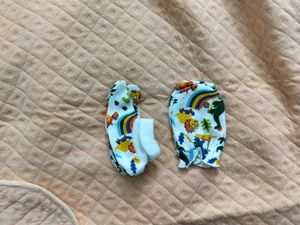 Babyhug Cute Cartoon Print mittens and socks (3-6