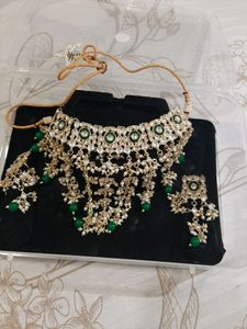choker set in green
