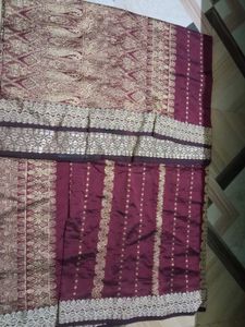 Exquisite Maroon Silk Saree with Gold Weaving