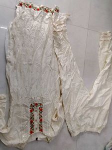 Elegant White Kurta Set with Floral Embroidery