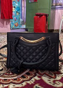 Chic Quilted Handbag with Gold Chain Accent