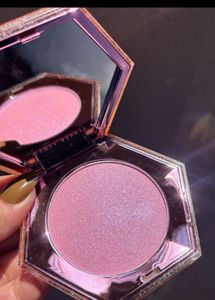 FENTY BEAUTY HIGHLIGHTER