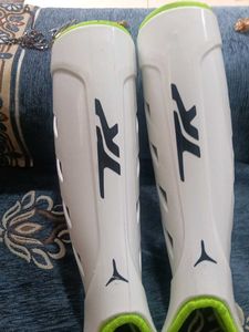 tk  hockey  shin guard and gold boll- size s (ball