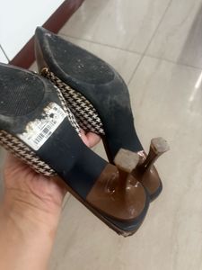 Chic Pointed Toe Heels with Chain Accent