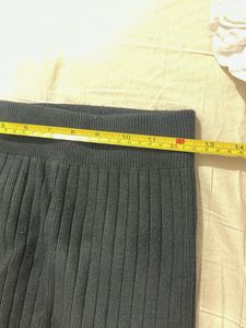 Chic Ribbed Midi Skirt with Side Slit