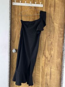 Chic Black One-Shoulder Ruffle Dress