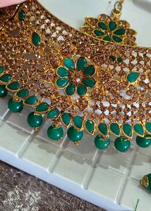 Green necklace with earrings and tika