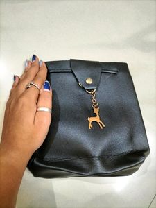 BLACL SLING BAG