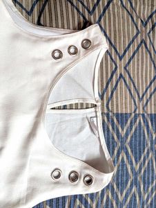LC VINTAGE WHITE GROMET CROP TOP 🤍⚙️
