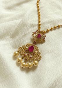 Elegant Gold Necklace with Pendant