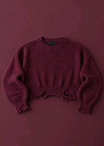 BURGUNDY DISTRESSED RIBBED CROPPED SWEATER