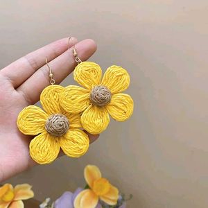 Yellow Floral Dangle Earrings🌻